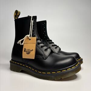 Dr Martens Women’s 1460 Smooth Leather Lace Up Boots in Black
